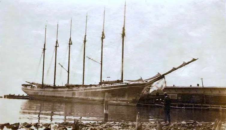 schooner largest boat